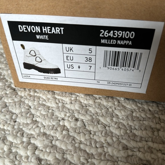 NEW DR MARTENS DEVON HEART LEATHER PLATFORM BOOTS - Picture 4 of 12